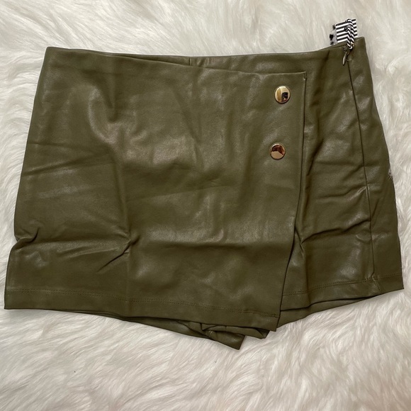 NEW WOMEN’S TRENDY OLIVE GREEN BUTTON FRONT FAUX LEATHER SKORT - Picture 5 of 15